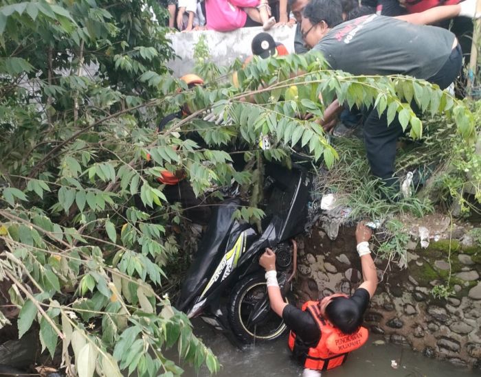 Mayat Pria dan Motornya Ditemukan di Sungai Prambon Sidoarjo, Diduga Korban Laka Tunggal Mayat Pria dan Motornya Ditemukan di Sungai Prambon Sidoarjo, Diduga Korban Laka Tunggal