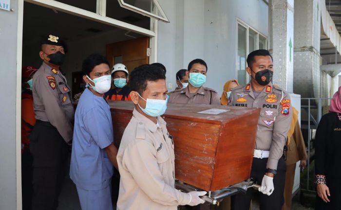Pilu Keluarga Korban Ledakan di Blitar, Hanya Sang Ayah yang Masih Bisa Dikenali Pilu Keluarga Korban Ledakan di Blitar, Hanya Sang Ayah yang Masih Bisa Dikenali