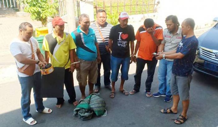 Penahanan Tiga Oknum PNS Tersangka Judi Domino di Situbondo Ditangguhkan Penahanan Tiga Oknum PNS Tersangka Judi Domino di Situbondo Ditangguhkan