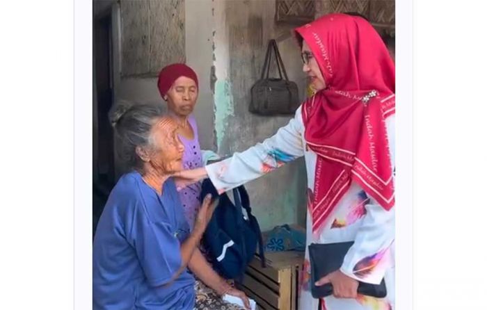Sambangi Korban Rumah Terbakar di Karanglo, Bunda Indah Serahkan Bantuan Sambangi Korban Rumah Terbakar di Karanglo, Bunda Indah Serahkan Bantuan