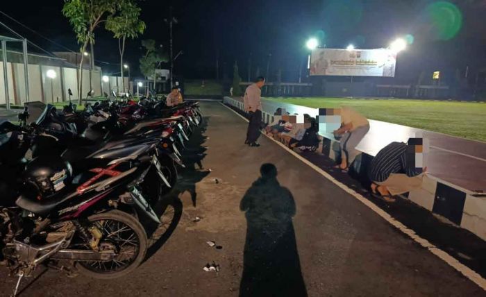 Polisi Bubarkan Penghadangan Rombongan Perguruan Silat di Blitar, 6 Orang Diamankan Polisi Bubarkan Penghadangan Rombongan Perguruan Silat di Blitar, 6 Orang Diamankan