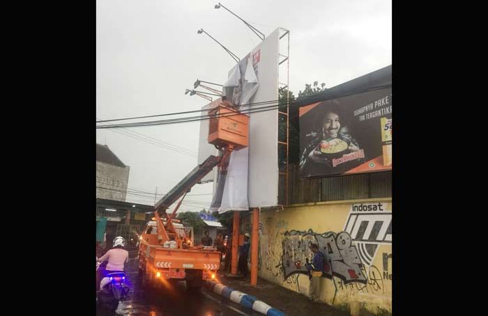 APK Makin Masif, Satpol PP Kota Mojokerto Desak KPU Berikan Sanksi Tegas APK Makin Masif, Satpol PP Kota Mojokerto Desak KPU Berikan Sanksi Tegas