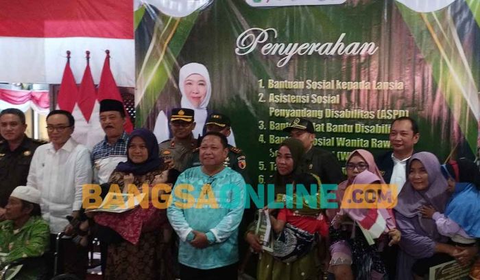 Gubenur Khofifah Salurkan Bansos di Pamekasan Gubenur Khofifah Salurkan Bansos di Pamekasan