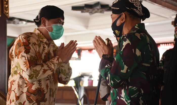Bupati Pungkasiadi Serahkan BLT-DD ke KPM Kejagan dan Jatipasar