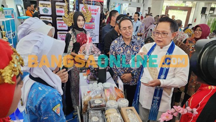Didampingi Kadisdik, Pj Gubernur Jatim Serahkan Penghargaan Milenial Entrepreneur Awards 2024 di ITS Didampingi Kadisdik, Pj Gubernur Jatim Serahkan Penghargaan Milenial Entrepreneur Awards 2024 di ITS