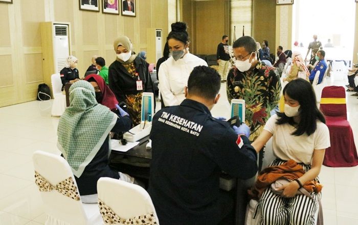 Gratis Migor dan Beras, Masyarakat Kota Batu Ramai-Ramai Ikuti Vaksinasi Bersama Krisdayanti Gratis Migor dan Beras, Masyarakat Kota Batu Ramai-Ramai Ikuti Vaksinasi Bersama Krisdayanti