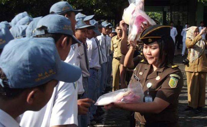 Kajari Suluh Siswa MAN Sidoarjo Sabu dan Pil Koplo Kajari Suluh Siswa MAN Sidoarjo Sabu dan Pil Koplo
