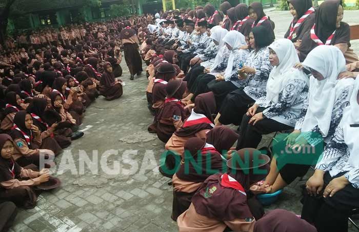 Peringati Hari Guru, Ratusan Siswa SMPN Mojowarno Jombang Basuh Kaki Gurunya Peringati Hari Guru, Ratusan Siswa SMPN Mojowarno Jombang Basuh Kaki Gurunya