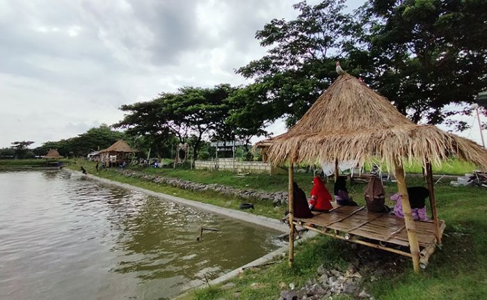 Pesona Wisata Embung Tirto Bonorejo, View-nya Pengeboran Migas Blok Cepu 