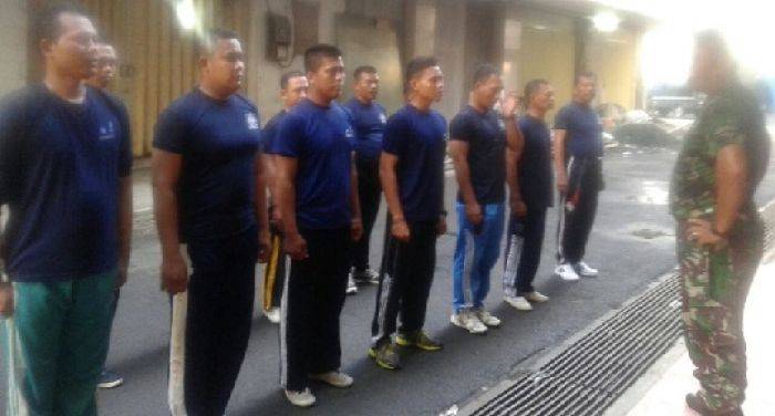 Sambut HUT RI Ke-71, Babinsa Latih Satpam Baris Berbaris