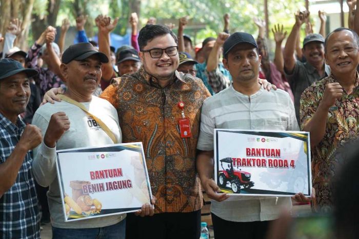 Bupati Kediri Salurkan Bantuan Benih Jagung dan Traktor untuk Petani Ngadiluwih