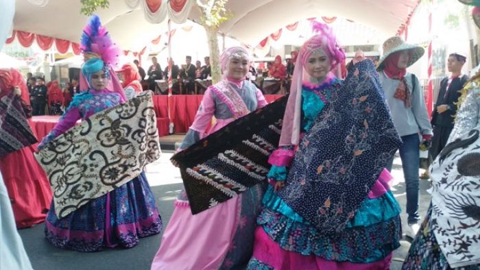 Fashion Batik Ramaikan Karnaval HUT ke-74 RI di Pamekasan Fashion Batik Ramaikan Karnaval HUT ke-74 RI di Pamekasan