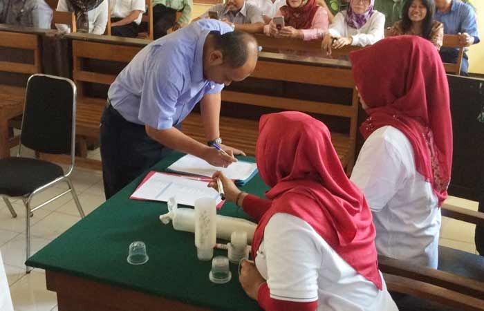 Hakim dan Karyawan PN Tuban Jalani Tes Urine Dadakan Hakim dan Karyawan PN Tuban Jalani Tes Urine Dadakan