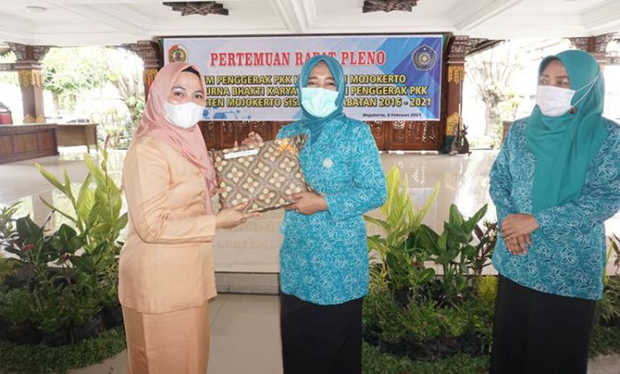 Gelar Rapat Pleno Sisa Masa Jabatan, Perpisahan Ketua PKK dan Dharma Wanita Mojokerto Penuh Haru Gelar Rapat Pleno Sisa Masa Jabatan, Perpisahan Ketua PKK dan Dharma Wanita Mojokerto Penuh Haru