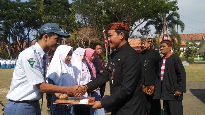 Peringati Sumpah Pemuda, Bupati Pamekasan Serahkan Lima Penghargaan Peringati Sumpah Pemuda, Bupati Pamekasan Serahkan Lima Penghargaan