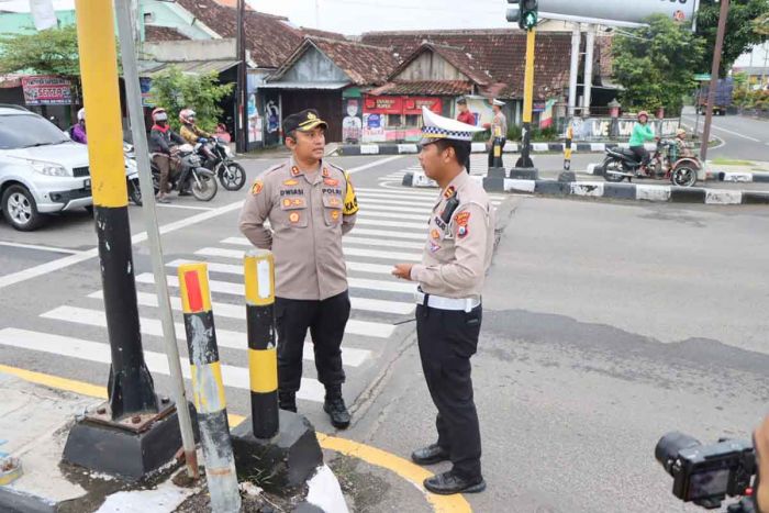 Tingkatkan Pelayanan Ke Masyarakat, Kapolres Ngawi Turut Lakukan Pengaturan Jalan Tingkatkan Pelayanan Ke Masyarakat, Kapolres Ngawi Turut Lakukan Pengaturan Jalan