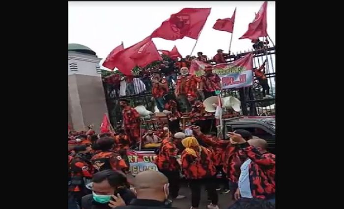 Gelar Demo Damai, PP Kota Surabaya Kecam Pernyataan Junimart Girsang Gelar Demo Damai, PP Kota Surabaya Kecam Pernyataan Junimart Girsang