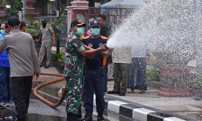 ​Covid-19 Merajalela, Kodim di Wilayah Kodam Brawijaya Kerahkan Ratusan Personel Semprot Disinfektan