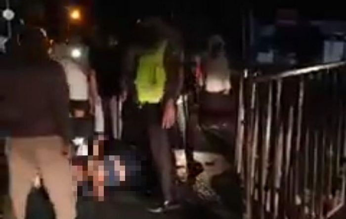 Diduga Akibat Pemadaman PJU, Pengendara Motor di Banyuwangi Tabrak Pagar Penyekatan PPKM Darurat