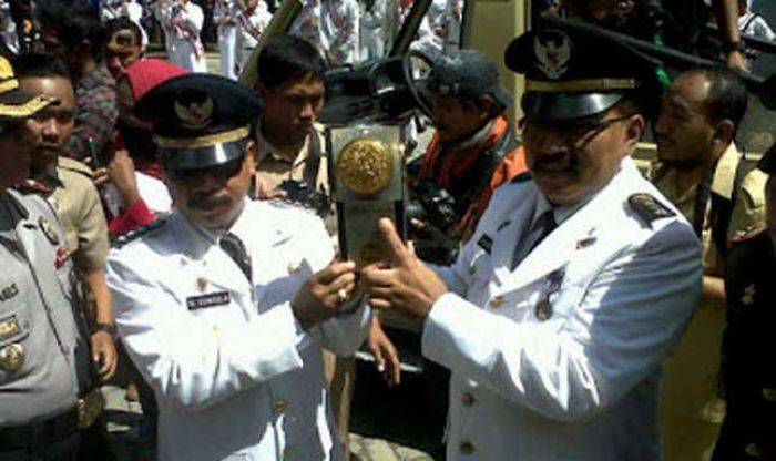 Camat Kepanjen Arak Piala Adipura Kirana Keliling Kecamatan Camat Kepanjen Arak Piala Adipura Kirana Keliling Kecamatan