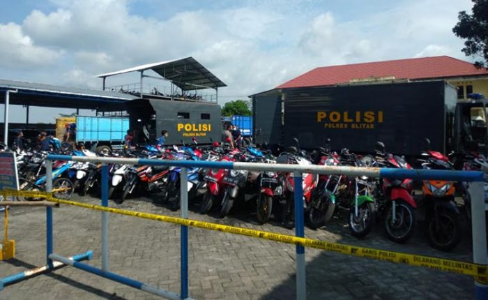 Razia Balap Liar, Polisi di Blitar Amankan 87 Motor Razia Balap Liar, Polisi di Blitar Amankan 87 Motor