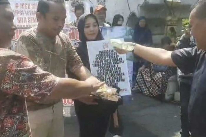 Selalu Mangkir dari Panggilan KPK, Warga Sidoarjo Gelar Donasi dan Segel Rumah Dinas Gus Muhdlor