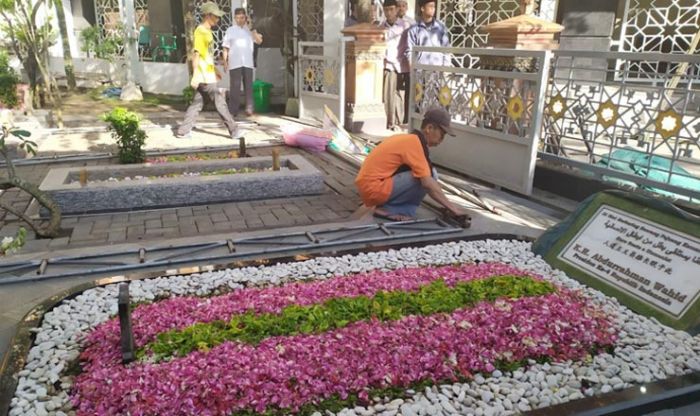 Antisipasi Virus Corona, Makam Gus Dur Ditutup Sementara Untuk Peziarah Antisipasi Virus Corona, Makam Gus Dur Ditutup Sementara Untuk Peziarah