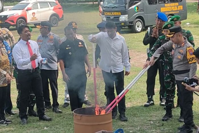 Polres Kediri Kota Musnahkan 2.116 Botol Miras dan 15.012 Butir Obat Keras di Lapangan PP Lirboyo Polres Kediri Kota Musnahkan 2.116 Botol Miras dan 15.012 Butir Obat Keras di Lapangan PP Lirboyo