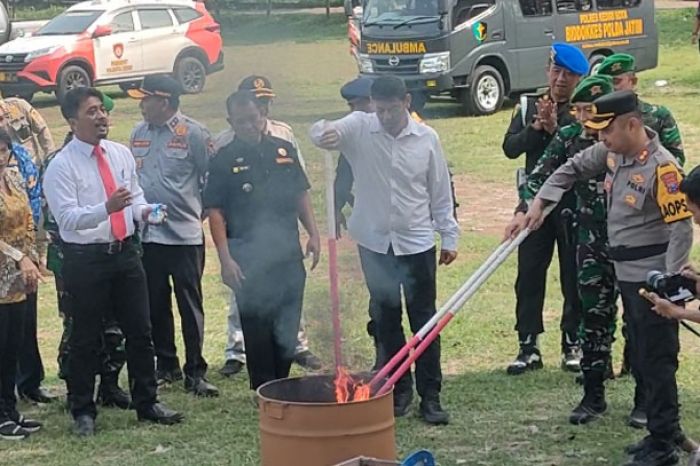 Polres Kediri Kota Musnahkan 2.116 Botol Miras dan 15.012 Butir Obat Keras di Lapangan PP Lirboyo