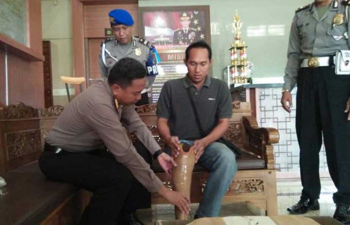 Sumringah, Dodik Purwanto Terima Kaki Palsu dari Polres Tuban Sumringah, Dodik Purwanto Terima Kaki Palsu dari Polres Tuban