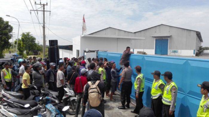 Ratusan Warga Manyar Gresik Demo PT ARS Ratusan Warga Manyar Gresik Demo PT ARS