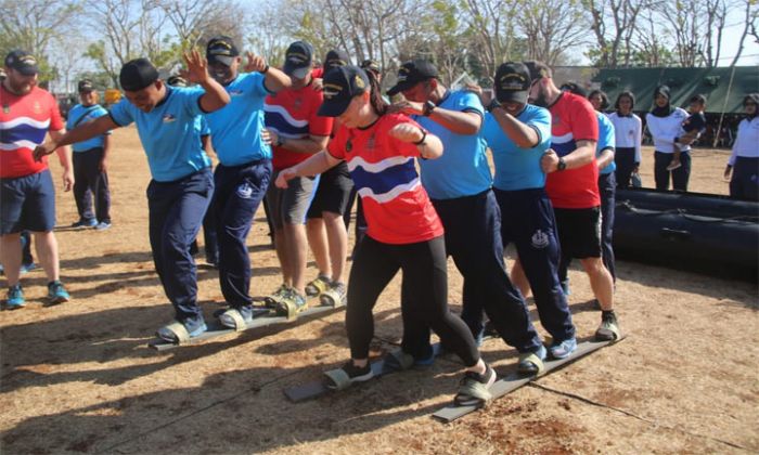 Lomba Balap Bakiak Meriahkan Olah Raga Bersama Satgas Cassowex 2019