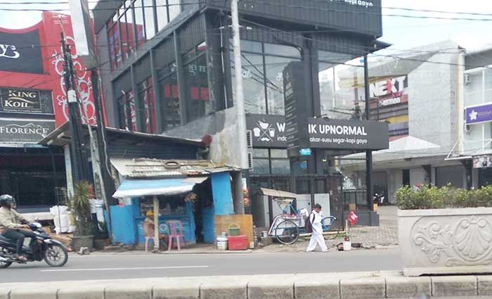 Warunk Upnormal Kota Malang Diduga Salahi Aturan Sempadan Jalan dan Fungsi Parkir Warunk Upnormal Kota Malang Diduga Salahi Aturan Sempadan Jalan dan Fungsi Parkir