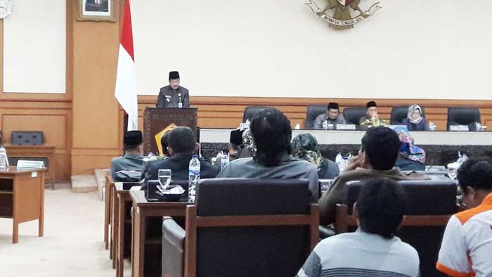 Bupati Gresik dan Kepala OPD Tak Hadir, Paripurna Rekomendasi LKPJ Diskors Satu Jam Bupati Gresik dan Kepala OPD Tak Hadir, Paripurna Rekomendasi LKPJ Diskors Satu Jam