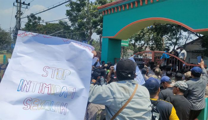 Didemo Sejumlah LSM, para Guru Gelar Aksi Tandingan di Kantor Disdik Kabupaten Kediri Didemo Sejumlah LSM, para Guru Gelar Aksi Tandingan di Kantor Disdik Kabupaten Kediri