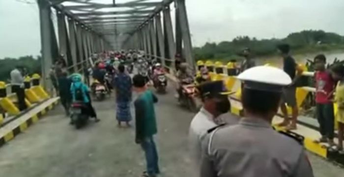 Perbaikan Selesai, Jembatan Glendeng Penghubung Tuban-Bojonegoro dapat Dilalui Roda Dua Perbaikan Selesai, Jembatan Glendeng Penghubung Tuban-Bojonegoro dapat Dilalui Roda Dua