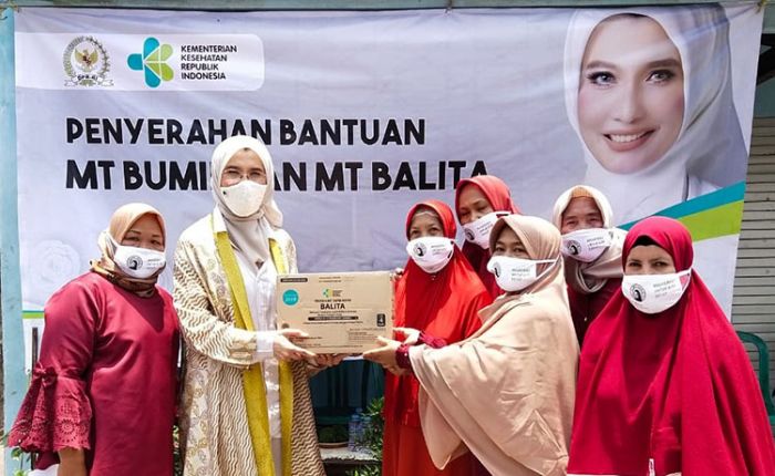 ​Serahkan Bantuan MT Bumil dan Balita, Arzeti: Perempuan Itu Salah Satu "Vaksin" Covid-19