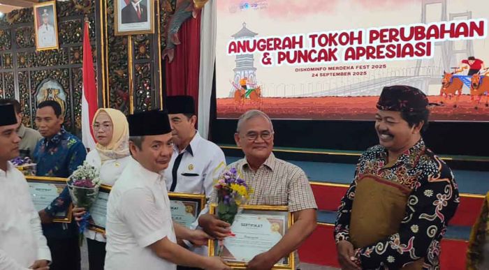 Mas Aryan, Penyiar Legendaris dari Bangkalan Terima Penghargaan di Usia 62 Tahun