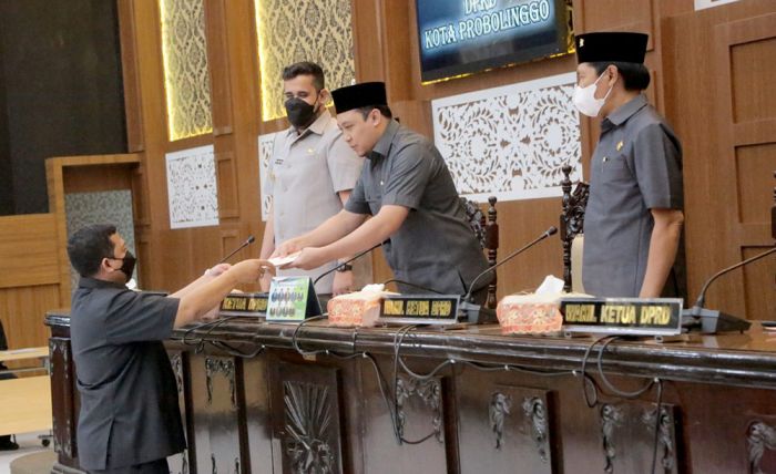 Paripurna DPRD, Pemkot Probolinggo Serahkan Dua Nota Penjelasan Raperda Paripurna DPRD, Pemkot Probolinggo Serahkan Dua Nota Penjelasan Raperda