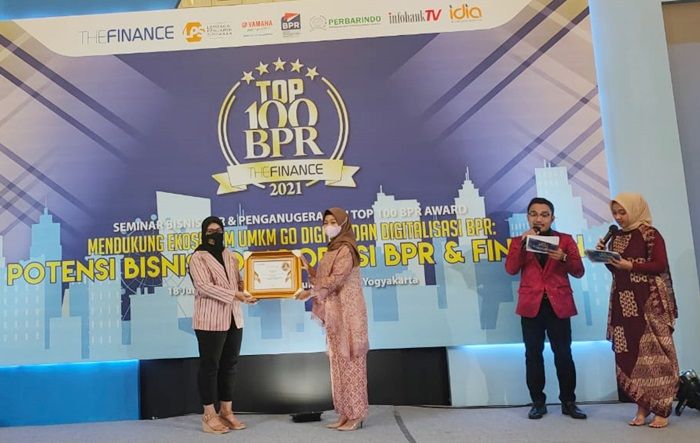 BPR Jwalita Trenggalek Raih Penghargaan Top 100 dari The Finance BPR Jwalita Trenggalek Raih Penghargaan Top 100 dari The Finance