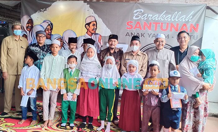 Peduli Warga Sekitar, Pengurus Kaum Giri Santuni Ratusan Yatim Piatu