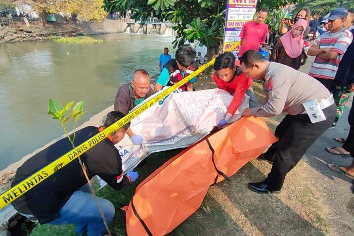 Jenazah yang Ditemukan di Sungai Balongbendo Sidoarjo, Sempat Tidak Ada Kabar Sejak Kamis Lalu Jenazah yang Ditemukan di Sungai Balongbendo Sidoarjo, Sempat Tidak Ada Kabar Sejak Kamis Lalu