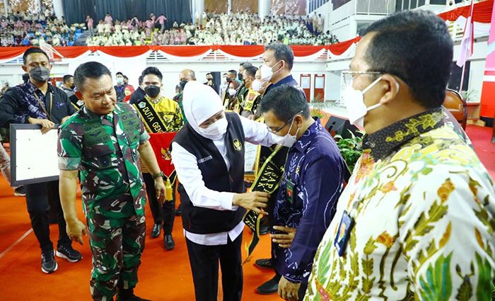 Tinjau Penurunan Stunting Bersama KSAD di Gresik, Berikut Pesan Gubernur Khofifah