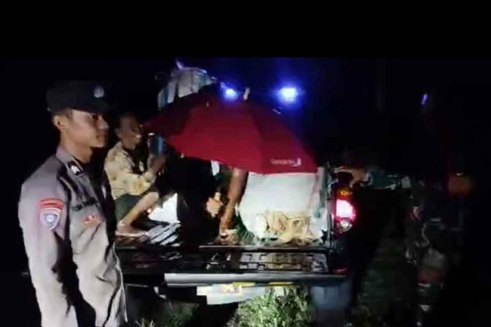 Tim Gabungan TNI-Polri Evakuasi Warga Terdampak Luapan Banjir Sungai Bengawan Solo di Ngawi