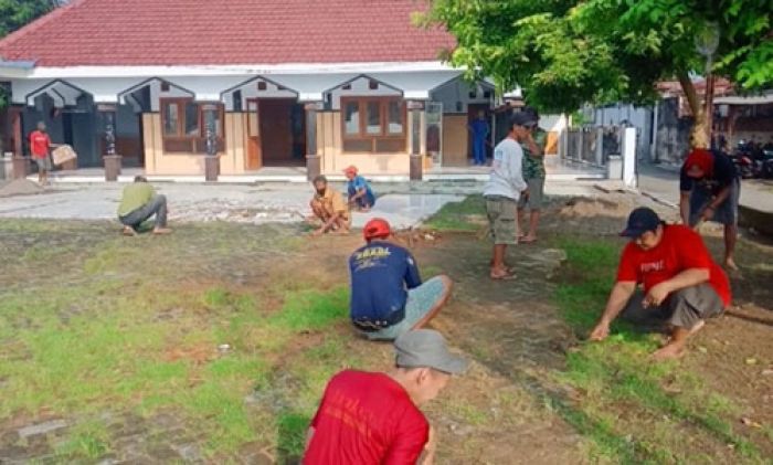 Sambut Ramadan 1443 H, Warga dari Lintas Agama Gotong Royong Bersihkan Masjid