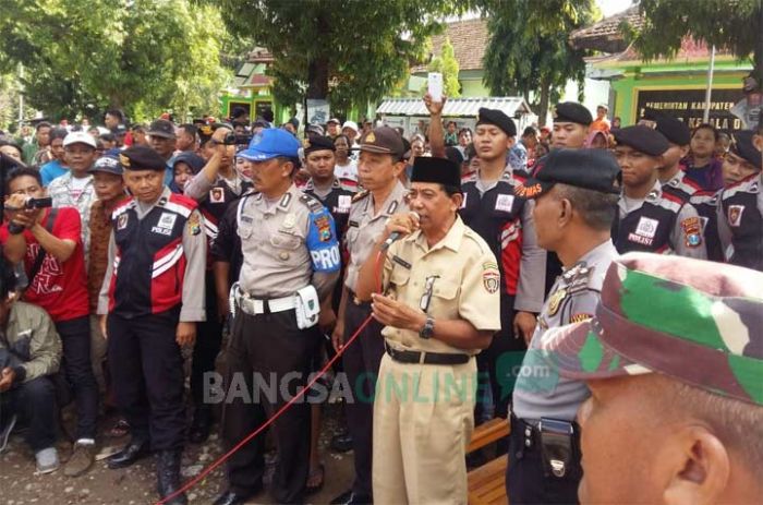 Pelantikan Perangkat Desa Kandangan Ngawi Diwarnai Demo Ratusan Warga