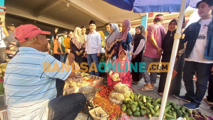 Dukungan Menguat, Paslon Mubarok Blusukan dan Borong Bahan Pokok di Pasar Kedung Maling Mojokerto Dukungan Menguat, Paslon Mubarok Blusukan dan Borong Bahan Pokok di Pasar Kedung Maling Mojokerto