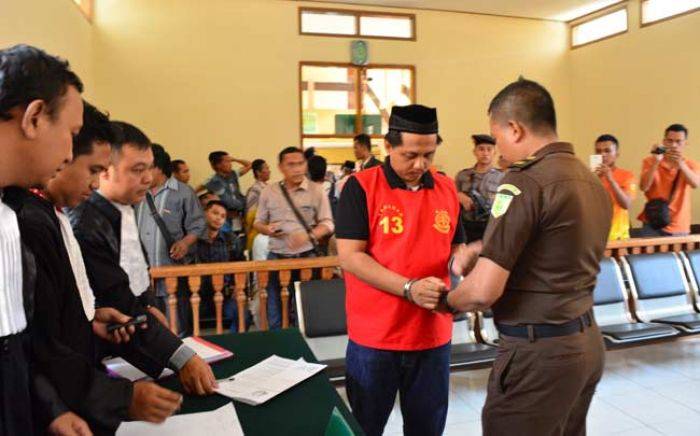 Dituntut 3,5 Tahun Penjara, Terdakwa Kasus ITE di Situbondo Ancam Laporkan Jaksa ke Kejagung Dituntut 3,5 Tahun Penjara, Terdakwa Kasus ITE di Situbondo Ancam Laporkan Jaksa ke Kejagung