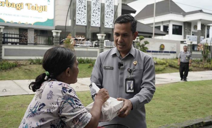 Pererat Silaturahmi, Imigrasi Surabaya Bagikan Takjil ke Masyarakat Pererat Silaturahmi, Imigrasi Surabaya Bagikan Takjil ke Masyarakat