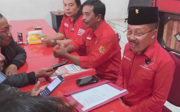 Punjul Santoso Kembalikan Formulir Pendaftaran Bacawali Batu ke Kantor DPC PDIP Punjul Santoso Kembalikan Formulir Pendaftaran Bacawali Batu ke Kantor DPC PDIP